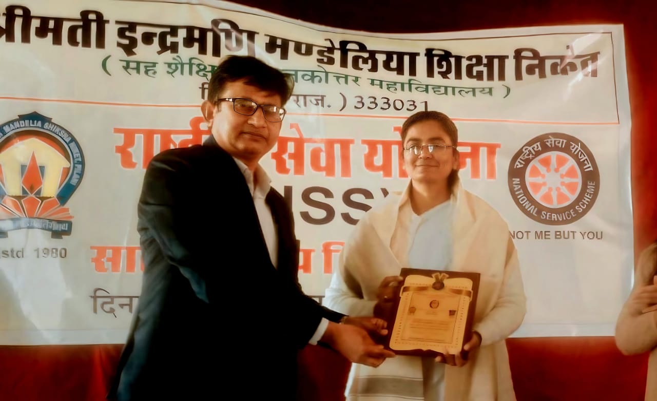 इंद्रमणि मंडेलिया कॉलेज द्वारा राजयोगिनी बी.के. स्वाति दीदी जी को स्मृति चिन्ह भेट किया गया।